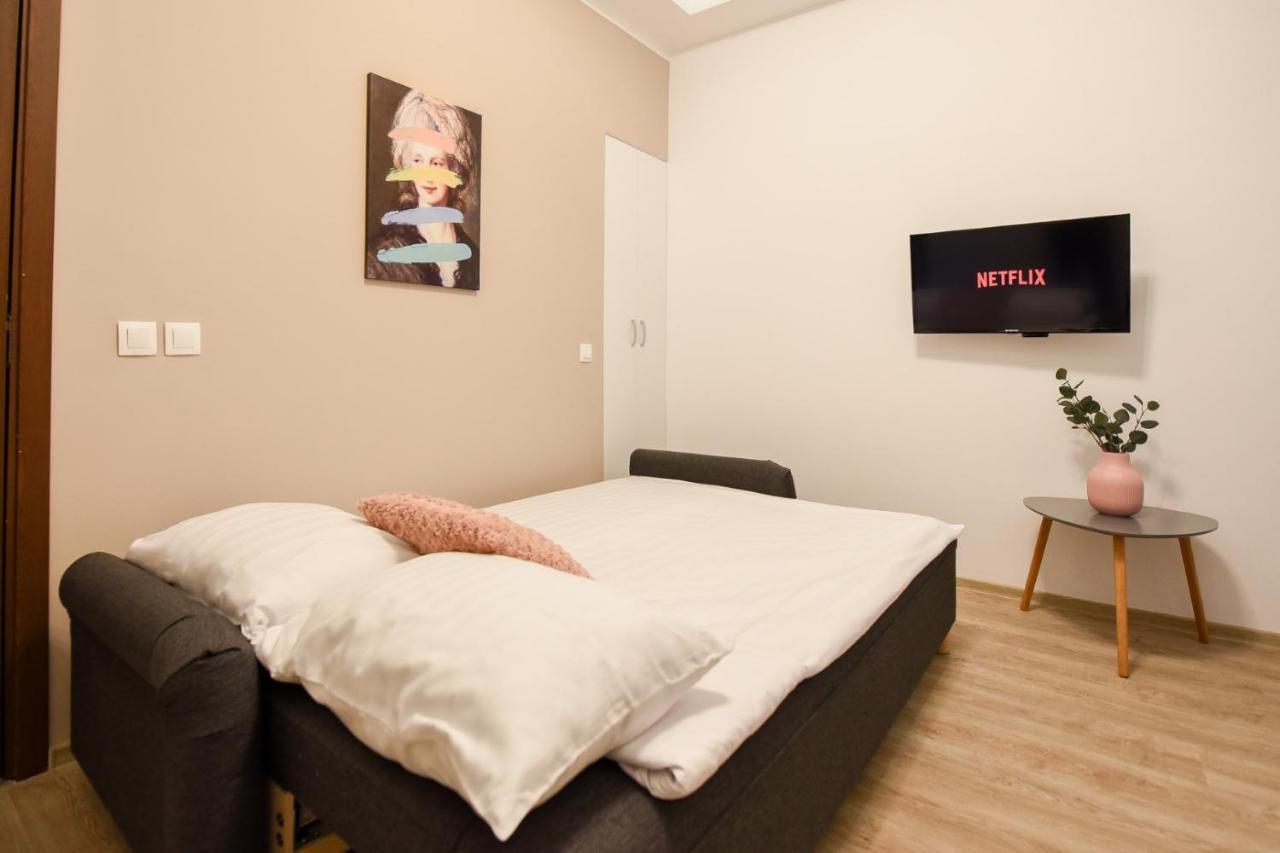 Apartment Pastel Hues - Homey Near Armeneasca